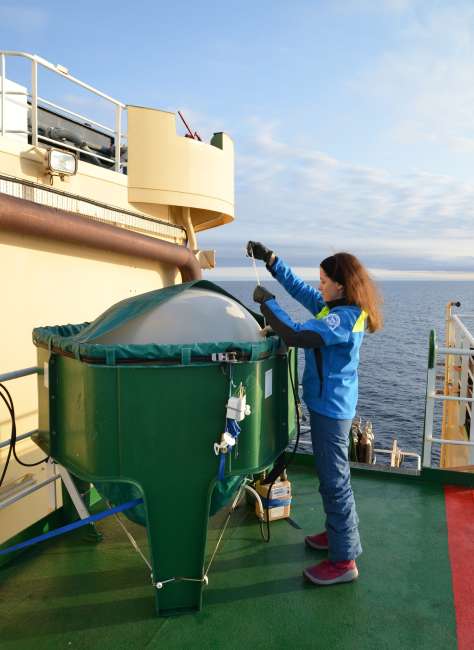 Georgia har fyllt ballongen med helium och förbereder för att skicka iväg den. Georgia har fyllt ballongen med helium och förbereder för att skicka iväg den.