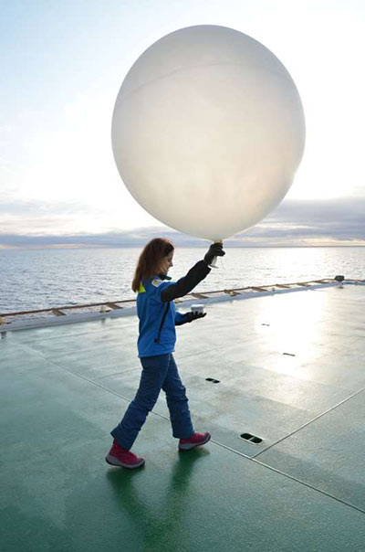 Georgia släpper iväg ballongen med vädersonden. Georgia släpper iväg ballongen med vädersonden.