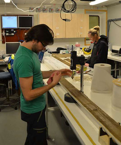 Pedro med fallkonen och i bakgrunden Laura som beskriver sediment.