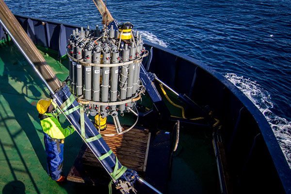 Göran Björk hjälper till att ta ombord vår CTD efter ett lyckat CTD-kast. Göran Björk hjälper till att ta ombord vår CTD efter ett lyckat CTD-kast.