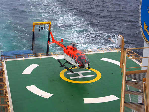 The helicopter from Polarstern landing on Oden.