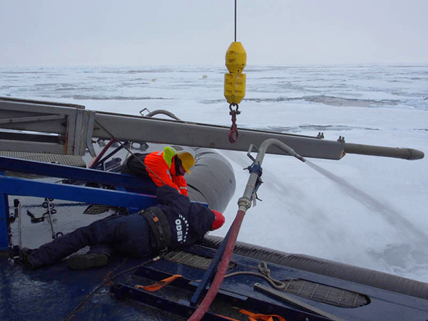 Work with the sediment corer on Oden’s phantail overlooked by the two polar bears. Work with the sediment corer on Oden’s phantail overlooked by the two polar bears.