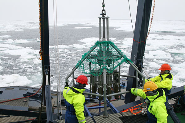 Deploying multicorer aft deck. Photo: Jorien Vonk Deploying multicorer aft deck. Photo: Jorien Vonk