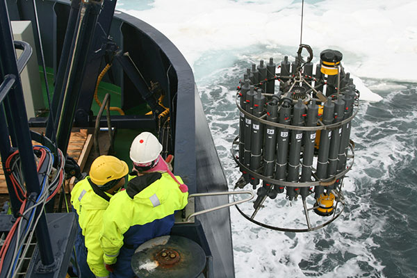 Retrieving CTD at station 1. Photo: Jorien Vonk Retrieving CTD at station 1. Photo: Jorien Vonk